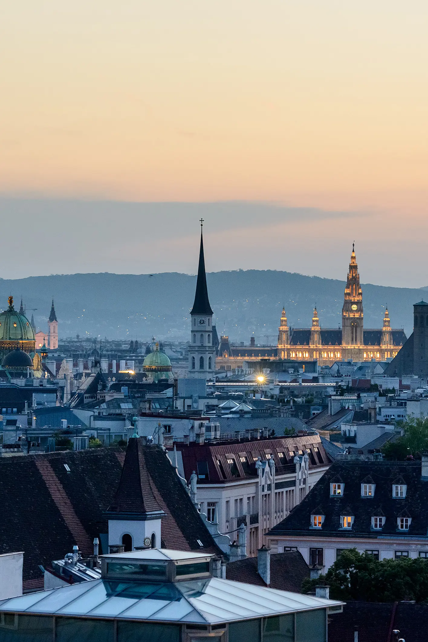 Ausblick über die Dächer Wiens bei Dämmerung als attraktiver Standort für WORK und INVEST in AUSTRIA