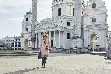 Frau vor Karlskirche